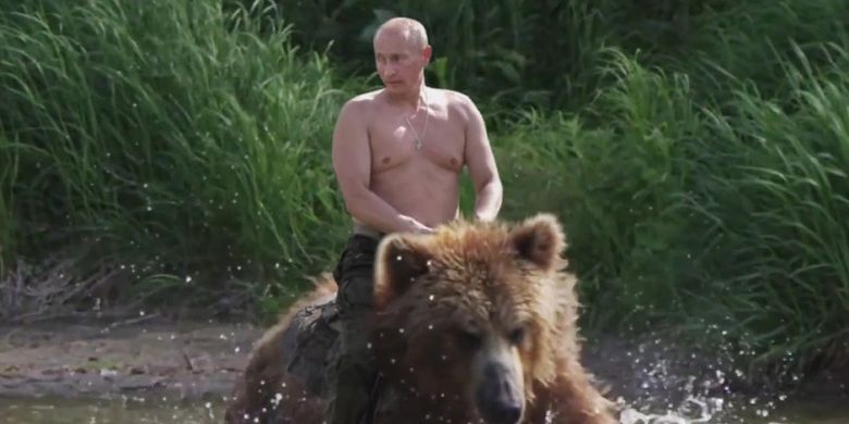 Foto hasil suntingan yang menunjukkan Putin mengendarai beruang. (YouTube)