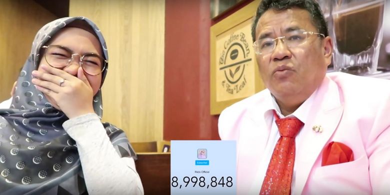 Ria Ricis dan Hotman Paris dalam video YouTube berjudul DETIK DETIK 9 JUTA SUBSCRIBER DIKASIH CINCIN 9 MILYAR HOTMAN PARIS.