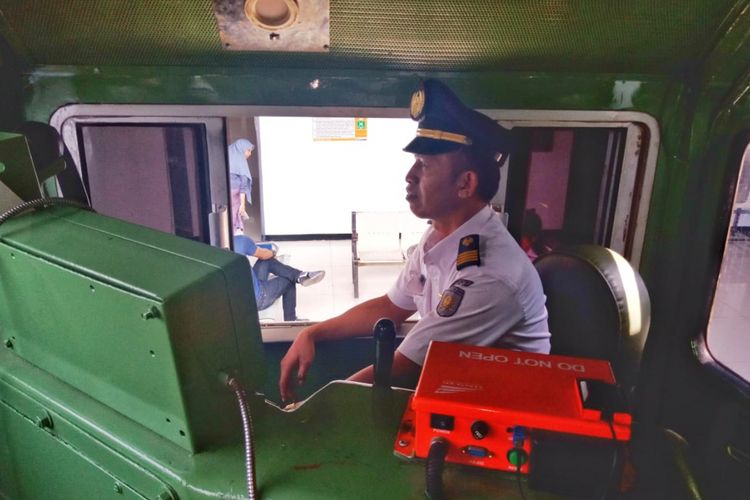 Fendi (49), masinis PT KAI Daerah Operasional I Jakarta saat sedang dinas mengemudikan Kereta Jakatingkir tujuan Stasiun Purwosari di Stasiun Pasar Senen, Jakarta, Rabu (13/6/2018).