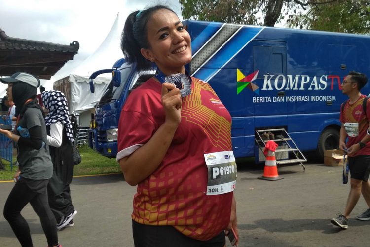 Pelari Kristine Sitohang (36) sedang hamil 8 bulan mampu mencapai finish kategori 10K di Bank Jateng Borobudur Marathon 2018 di Candi Borobudur Magelang, Minggu (18/11/2018).