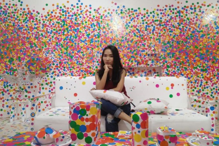 Seorang wisatawan berpose di  The Obliteration Room, Museum MACAN, Jakarta.