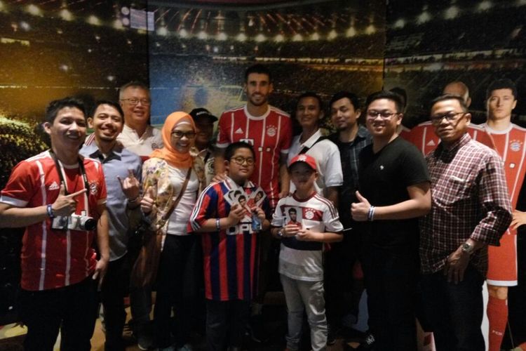 Penggemar dan nasabah dari Allianz Indonesia saat berfoto dengan pemain Bayern Muenchen, Javi Martinez,  Senin (25/7/2017).