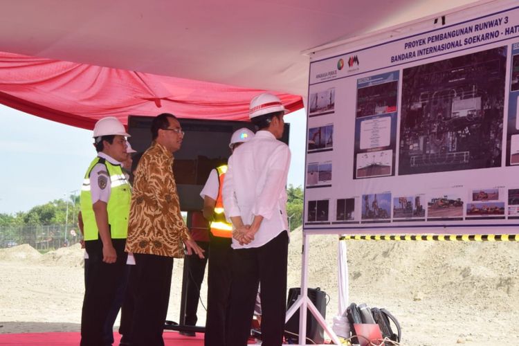 Presiden Joko Widodo meninjau proyek pembangunan di kawasan Bandara Soekarno-Hatta, Kamis (21/6/2018)