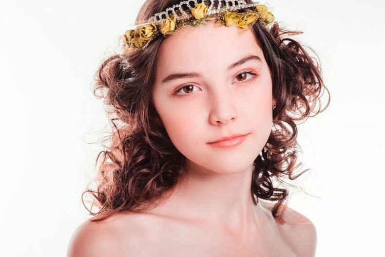 Vlada Dzyuba (14), model asal Rusia, meninggal dunia akibat terlalu lelah bekerja.