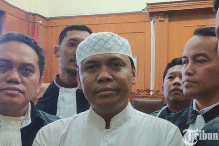 Sugi Nur Raharja atau Gus Nur bersama kuasa hukumnya usai sidang di Ruang Candra, PN Surabaya, Jawa Timur, Kamis, (23/5/2019). 