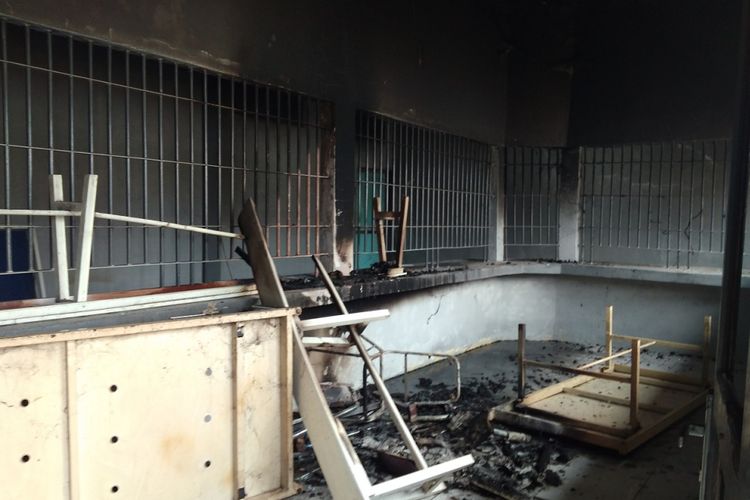 Ruangan Lapas Kelas II Banda Aceh yang hangus terbakar akibat kericuhan dipicu penolakan pemindahan lapas terhadap seorang napi kasus narkoba berinisial GN.