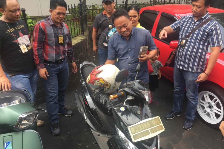 Ayah MJ (13), Djunaidi menceritakan kronologi kematian anaknya yang diduga meninggal saat mengantre sembako di kawasan Monumen Nasional (Monas), Jakarta Pusat, Sabtu pekan lalu usai diperiksa di Ditkrimum Polda Metro Jaya, Jakarta Selatan, Sabtu (5/5/2018).