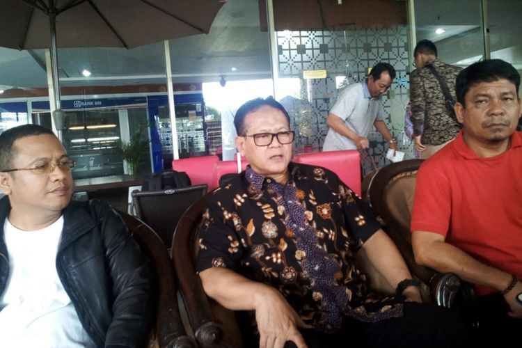 Ketua DPD PDIP Riau Rokhimin Dahuri saat memberikan keterangan kepada wartawan terkait kasus perusakan atribut Partai Demokrat di Pekanbaru, Riau, Minggu (16/12/2018).