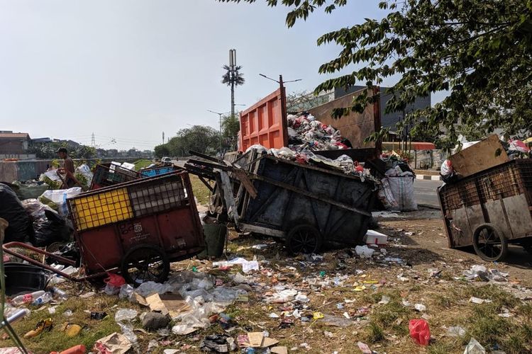 Sejumlah gerobak sampah parkir di Jalan Danau Sunter Barat, Sunter Agung, Tanjung Priok, Jakarta Utara,, Senin (8/7/2019).