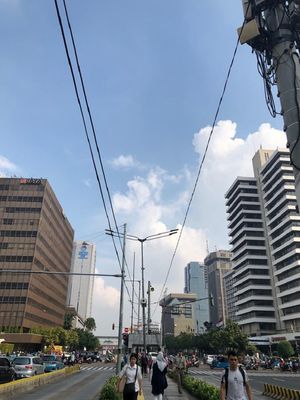 Langit di Jakarta tertutup awan pada tanggal 7 Januari 2019.
