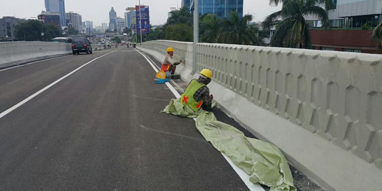 Pekerja proyek masih terus bekerja mengejar target agar jalan layang bisa digunakan pada 15 Januari 2018.