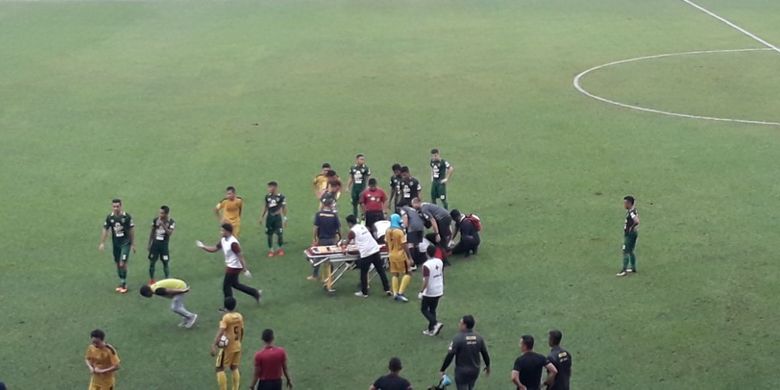 Pemain Persebaya Surabaya, Andri Muladi, mendapat pertolongan usai insiden dalam pertandingan melawan Bhayangkara FC, Rabu (11/7/2018).