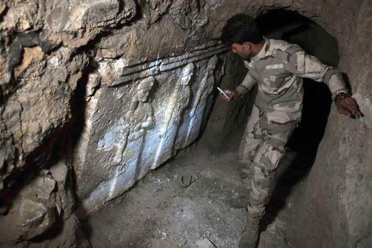 Seorang tentara Irak memeriksa terowongan di bawah makam Nabi Yunus