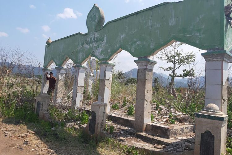 Abah Suntia Praja menunjukkan puing masjid tempat dia dahulu beribadah sebelum Waduk Jatigede menggenang wilayah Desa Cibungur, Darmaraja, Sumedang, Jawa Barat, Sabtu (10/8/2019) siang. 