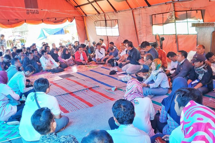 Dirjen Pembangunan dan Pemberdayaan Masyarakat Desa Taufik Madjid menyerahkan hasil donasi para pendamping desa untuk korban gempa di Posko Pengendali Pendamping Desa di Lombok Barat, NTB, Jumat (7/9/2018)