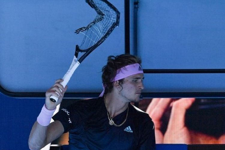 Petenis Jerman, Alexander Zvarev, menghancurkan raketnya setelah kalah dari Milos Raonic (Kanada) pada laga babak keempat Australian Open 2019, Senin (21/1/2019).