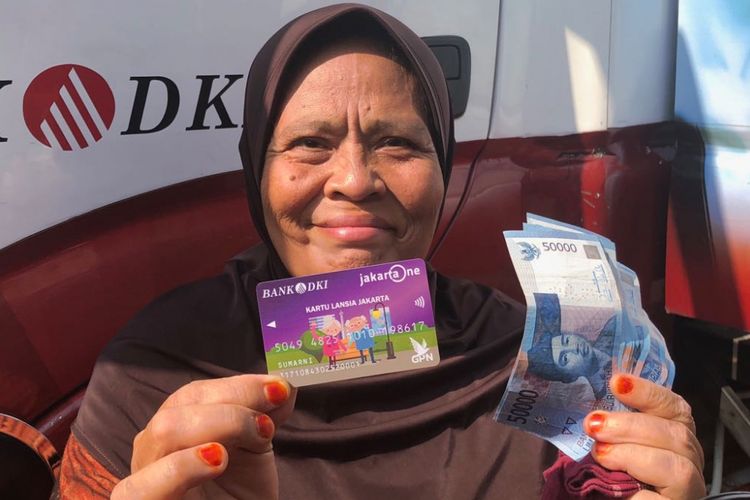 Sumarni (64) menerima Kartu Lansia Jakarta dari Pemprov DKI Jakarta. Sumarni dan penerima KLJ lainnya akan mendapat bantuan Rp 600.000 per bulan. 