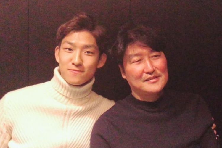 Aktor kawakan Korea Selatan, Song Kang Ho, bersama putranya.