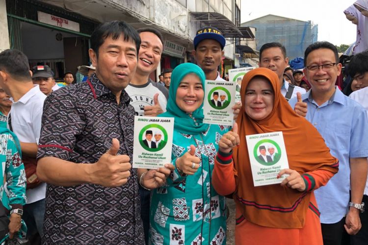 Lina Marlina, istri calon wakil gubernur Jawa Barat Uu Ruzhanul Ulum, bersama Abraham Lunggana alias Haji Lulung menyosialisasikan pasangan Rindu kepada para pedagang asal Jawa Barat di Pasar Tanah Abang, Senin (12/2/2018).