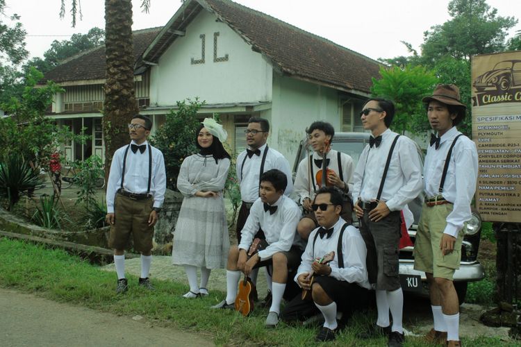 Salah satu grup band keroncong yang menghibur pengunjung di Festival Kota Lama (Feskola) Purworejo Klampok, Banjarnegara, Jawa Tengah, Sabtu (29/4/2018).