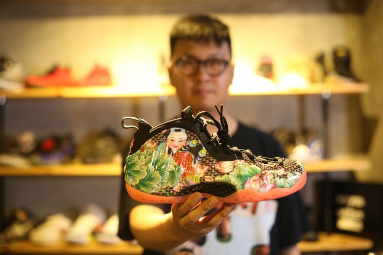 Owner Badass Monkey Isser menunjukkan salah satu sepatu yang di jual di Toko Badass Monkey, Jakarta Selatan, Senin (25/6/2018). Badass Monkey merupakan gerai yang menjual barang-barang streetwear premium, mulai dari Nike, Adidas, Vans, Anti Social Social Club, BAPE, Supreme dan lain-lain.

