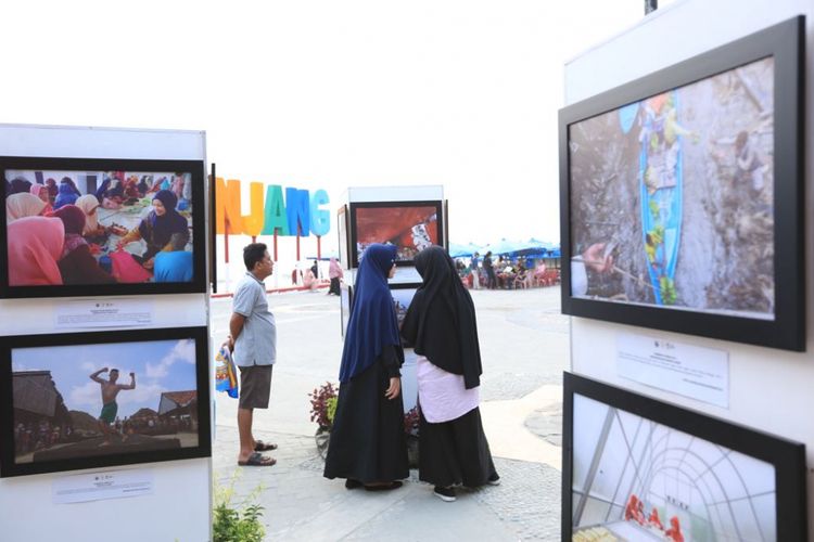 Pameran foto karya pemenang Lomba Foto Desa 2018 di Pantai Panjang Bengkulu, Jumat (17/8/2018) yang digelar Kementerian Desa, Pembangunan Daerah Tertinggal, dan Transmigrasi.