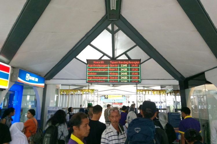 Penumpang kereta api di Stasiun Bandung terlihat mengantre. PT KAI Daop II Bandung memprediksi bahwa Sabtu (23/12/2014) merupakan puncak arus Natal 2017.