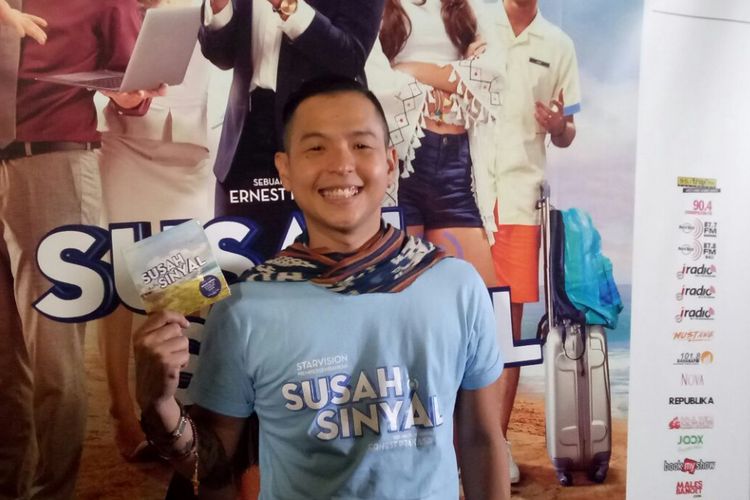 Ernest Prakasa memamerkan album soundtrack Susah Sinyal pada jumpa pers peluncuram trailer dan soundtrack film Susah Sinyal di kawasan Kuningan, Jakarta Selatan, Selasa (5/12/2017).