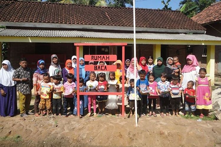 Rumah baca Akar Pelangi di Lampung selain untuk fasilitasi anak-anak membaca buku, juga wadah untuk belajar bahasa Inggris oleh guru mantan TKW Hongkong dan Taiwan.