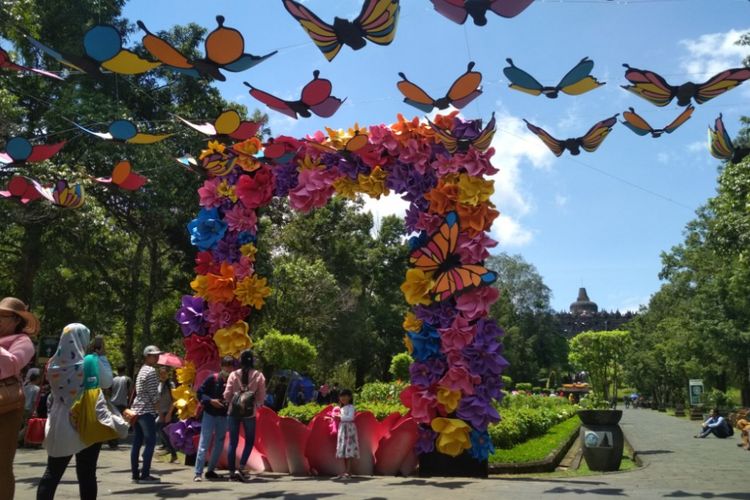 Butterfly Photobooth di komplek Taman Wisata Candi Borobudur, Magelang, Jawa Tengah, pada liburan Natal 2017