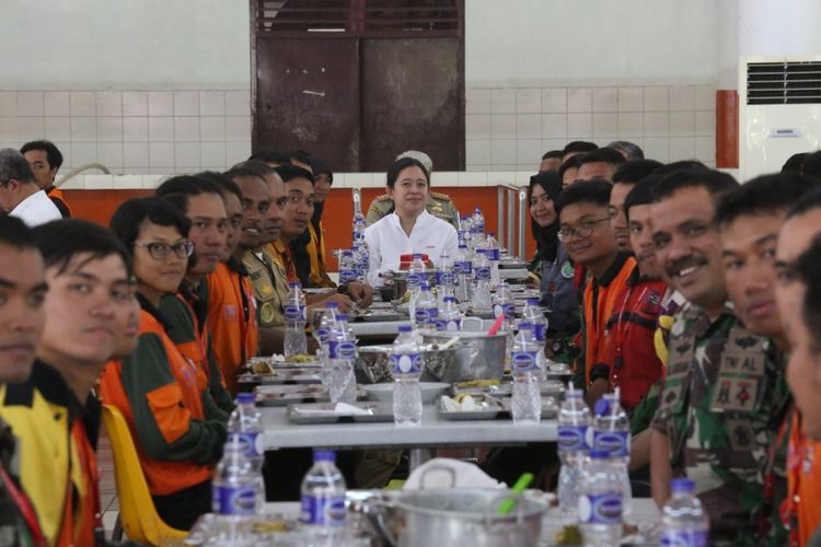 Menko PMK Puan Maharani makan siang bersama 1.180 peserta Ekspedisi NKRI koridor Papua bagian Selatan 2017 di Batujajar, Bandung Barat, Jumat (21/7/2017). Ekspedisi bertujuan untuk menanamkan semangat nasionalisme dan cinta tanah air pada generasi muda.