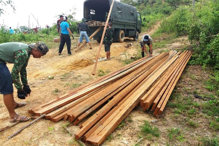 Satgas Pamtas Yonif 621/Manuntung kembali menemukan puluhan kubik kayu hasil illegal logging di Hutan Lindung Pulau Nunukan. Satgas Pamtas mengamankan lebih dari 60 kubik kayu.