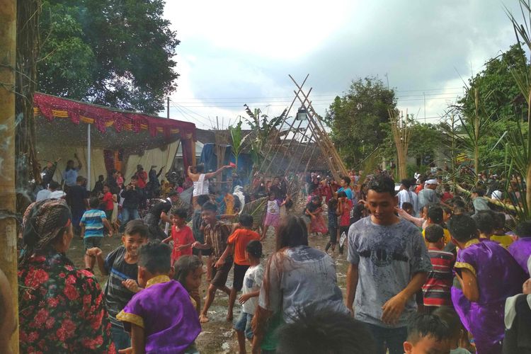 Tradisi Bajong Banyu di Dusun Dawung, Desa Banjarnegoro, Kecamatan Mertoyudan, Kabupaten Magelang, untuk menyambut Ramadhan, Rabu (1/5/2019).