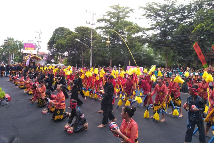 Permainan tradisional Egrang Bambu dan Egrang Bathok ditampilkan anak-anak dari Kecamatan Giri dalam Festival Memengan Tradsional 2017. Lebih dari 5000 anak terlibat dalam festival permainan tradisional Banyuwangi yang digelar Sabtu (22/7/2017).