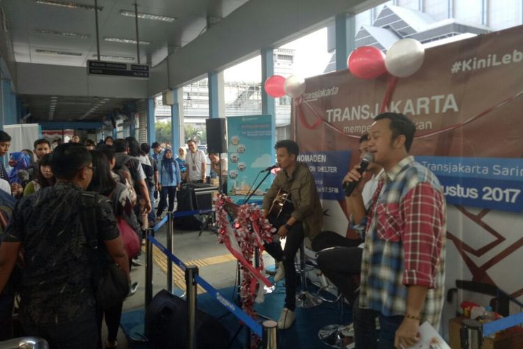 Suasana acara musik Nomaden #Selebrasi (Selebritas beraksi) 17-an di Halte TransJakarta Sarinah, Thamrin, Jakarta Pusat, Selasa (21/8/2017). 