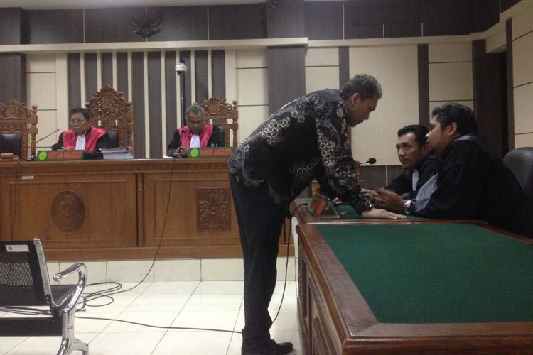 Terdakwa Amir Mirza Hutagalung divonis 7 tahun dan denda Rp 300 juta dalam kasus suap yang melibatkan Wali Kota Tegal nonaktif Siti Masitha, Senin (23/4/2018)