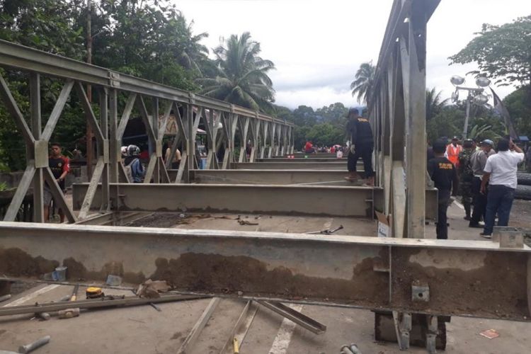 Jembatan Batang Kalu di Nagari Kayu Tanam, Kecamatan 2x11, Padang Pariaman, Sumatera Barat, rusak akibat diterjang air dari Sungai Batang Ulakan yang meluap.