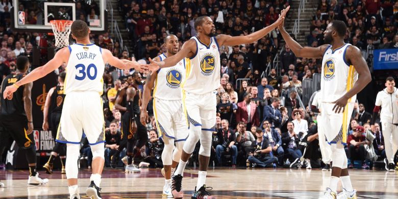 Pemain Golden State Warriors merayakan kemenangannya atas Cleveland Cavaliers pada gim ketiga final NBA 2018 di Quicken Loans Arena, Kamis (7/6/2018) pagi WIB.