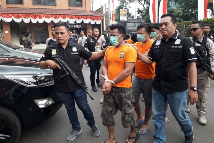 Pelalu tawuran di depan Mal Season City digirin polisi di Mapolres Metro Jakarta Barat, Selasa (10/7/2018).