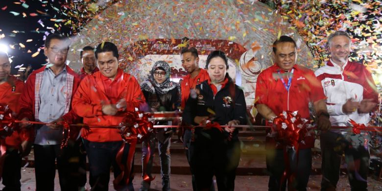 Menko PMK Puan Maharani dan Ketua INASGOC (tengah-tengah) beserta semua jajaran terkait meresmikan Rumah Indonesia untuk Asian Games 2018