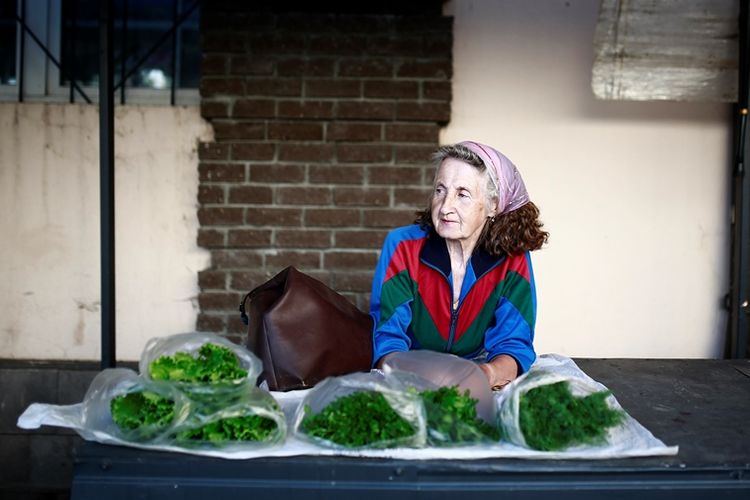 Seorang perempuan berjualan sayur di sebuah pasar tradisional di Kota Kazan, Rusia.