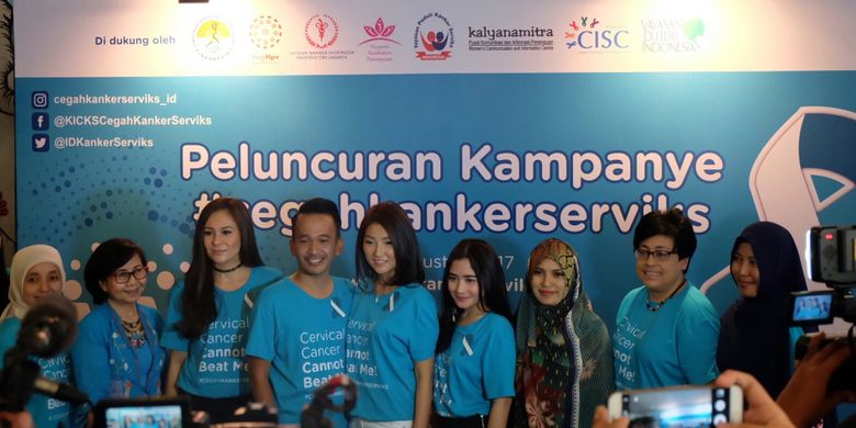 foto bersama Wulan Guritno, Dewi Sandra, Prilly Latuconsina serta pasangan Ruben Onsu dan Sarwendah sebagai Duta KICKS saat peluncuran kampanye #CegahKankerServiks pada Senin,14 Agustus di Hong Kong Cafe, Jakarta