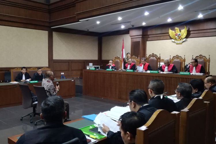 Jaksa Komisi Pemberantasan Korupsi (KPK) menghadirkan Pakar hukum pidana Universitas Trisakti Abdul Fickar Hadjar dalam persidangan mantan Direktur Utama PT PLN Sofyan Basir di Pengadilan Tindak Pidana Korupsi, Jakarta, Senin (26/8/2019).