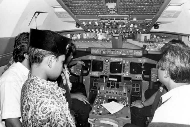 Seorang pelajar yatim piatu berprestasi (berpeci) melihat dari dekat suasana di ruang kemudi pesawat megatop B-747-400 dalam acara peresmian pengoperasian pesawat baru tersebut di Bandara Soekarno-Hatta, Jakarta, Rabu (26/1/1994). Acara yang menandai HUT Garuda ke-45 itu juga dihadiri 45 pelajar yatim piatu berprestasi se-Indonesia.