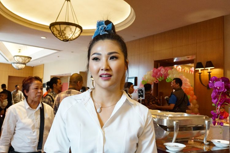 Penyanyi Sarwendah Tan saat menghadiri ulang tahun pertama putri Andhika-Ussy, Sheva Elmira Lorrenia di JW Marriot Hotel, Mega Kuningan, Jakarta Selatan, Minggu (4/3/2018).