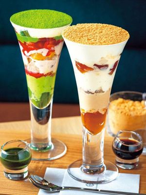 Kogashi-kinako Parfait (kanan, 1.188 yen) and Kyoka-matcha Parfait (kiri, 1.404 yen)