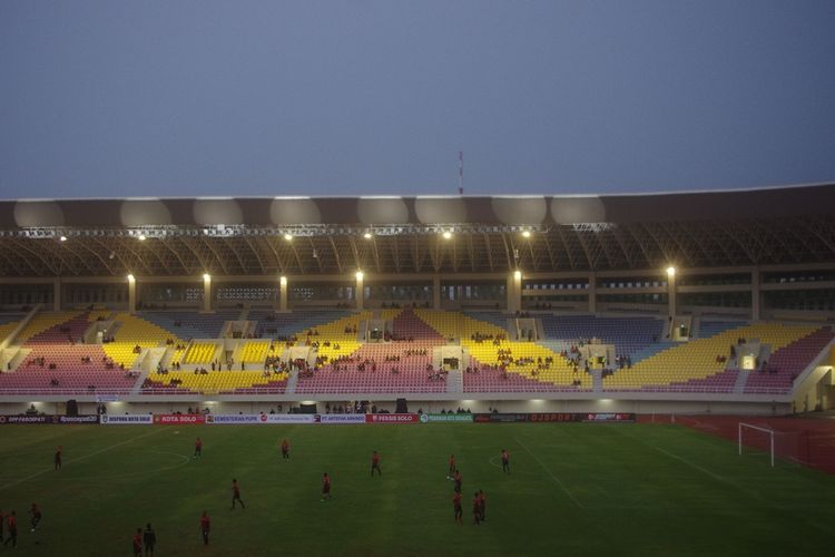 Tampak dalam Stadion Manahan, Solo, dengan single seat dan membentuk motif Batik Kawung usai direnovasi. Gambar diambil pada 15 Februari 2020.