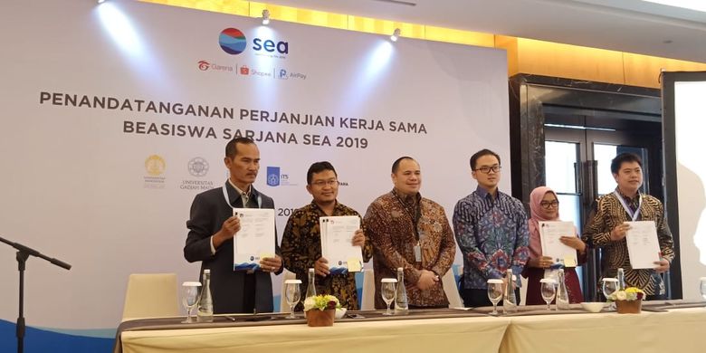 Penandatanganan kerjasama Beasiswa Sea 2019 antara pihak Sea diwakili Pandu Patria Sjahrir (Presiden Komisaris Sea Group Indonesia) dengan perwakilan 5 universitas penerima beasiswa  di Jakarta (26/7/2019).
