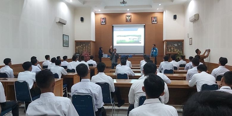 SMKN 12 Bandung bekerja sama dengan PT JABIL, perusahaan publik asal Amerika Serikat yang memproduksi detail part component untuk pesawat terbang.