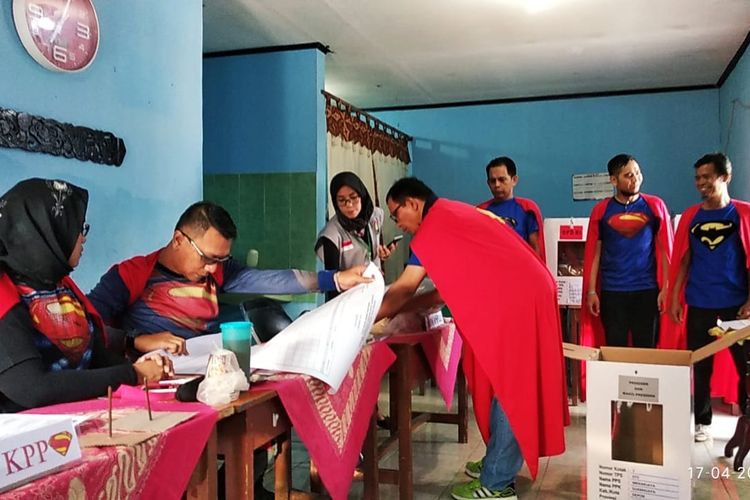 Petugas TPS menggunakan kostum superhero di RW 13, Mekarjaya, Sukmajaya, Depok, pada pelaksanaan Pemilu 2019, yaitu pada Rabu (17/4/2019) ini.